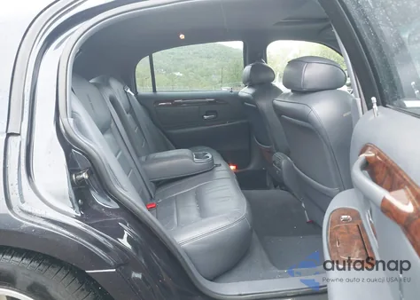 2000 Lincoln Town Car Signature из США, поврежденный, VIN 1LNHM82W1YY893845